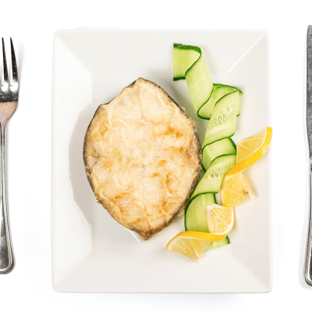 Картофель с огурцом и лимоном на белом столе