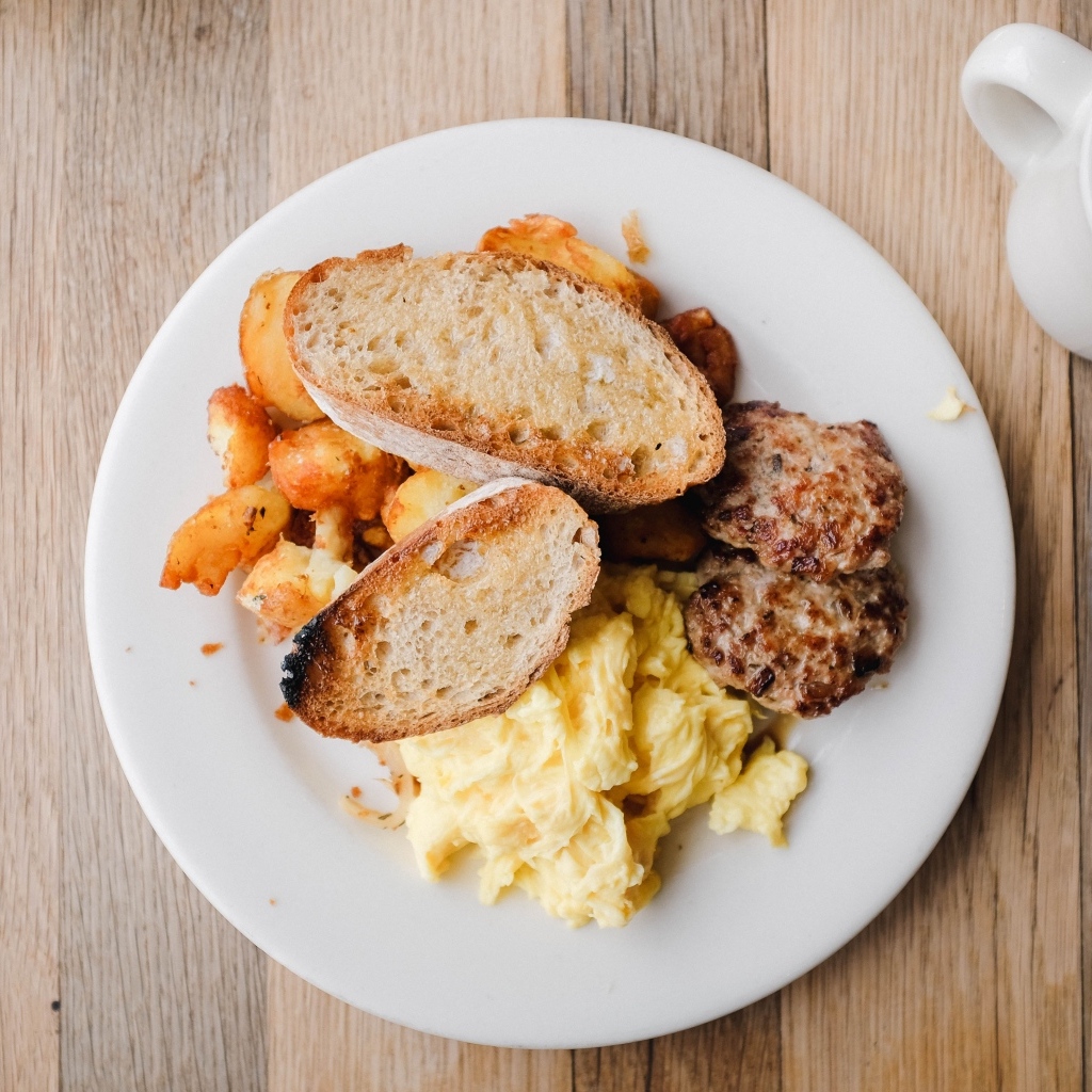 Картофель на тарелке с котлетами и гренками