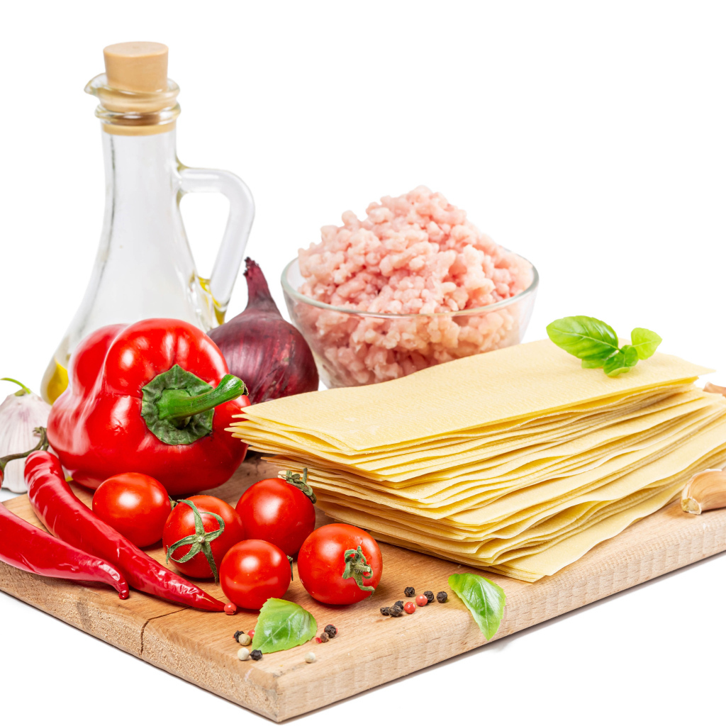 Продукты для лазаньи на белом фоне