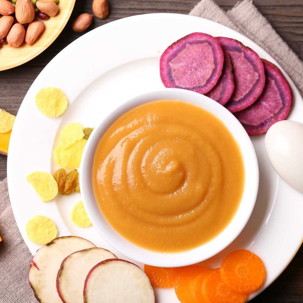 Тыквенное пюре с овощами на столе