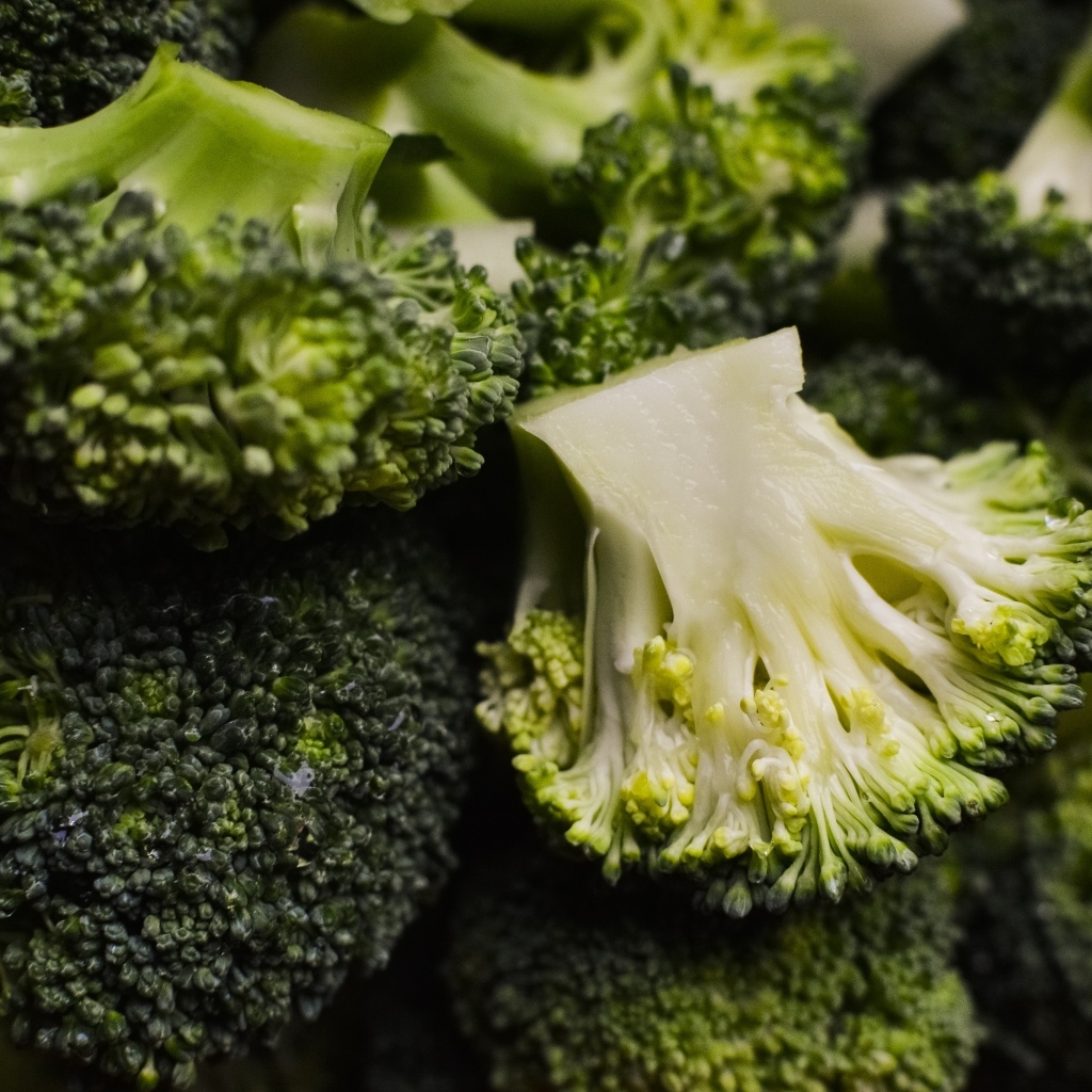 Сырой полезный овощ брокколи