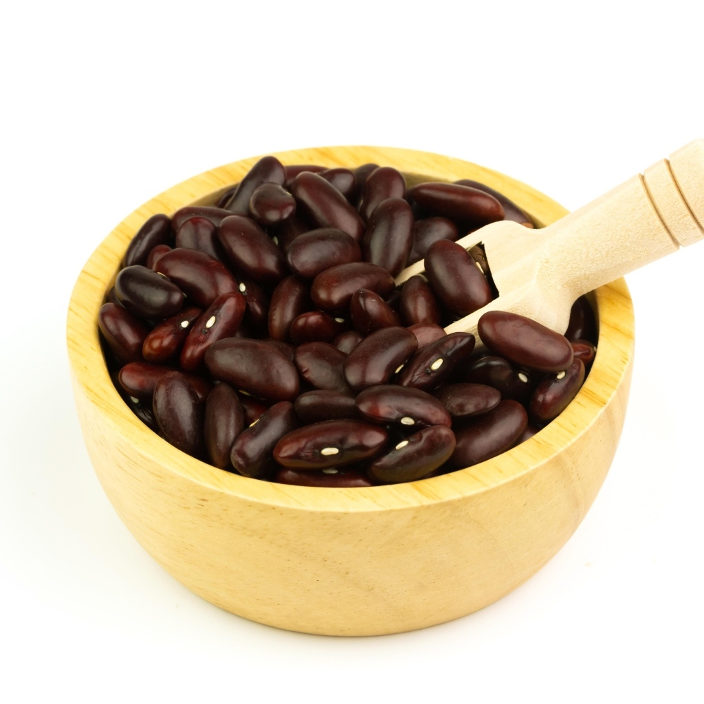 Красная фасоль на белом фоне