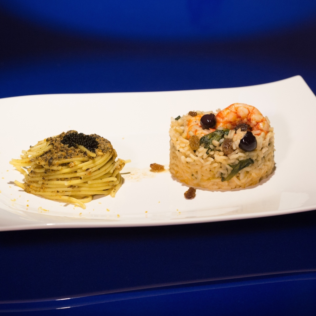 Рис и спагетти на большой белой тарелке