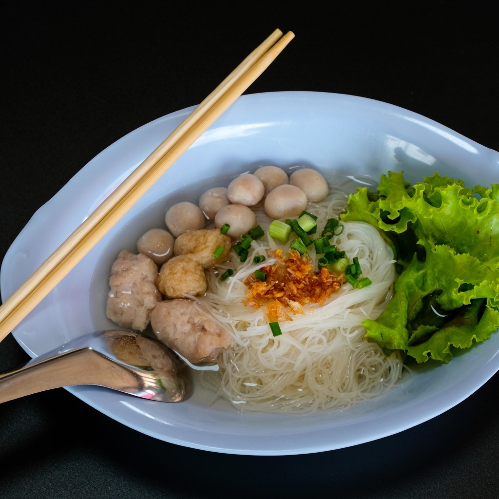 Рисовая лапша с овощами в тарелке 