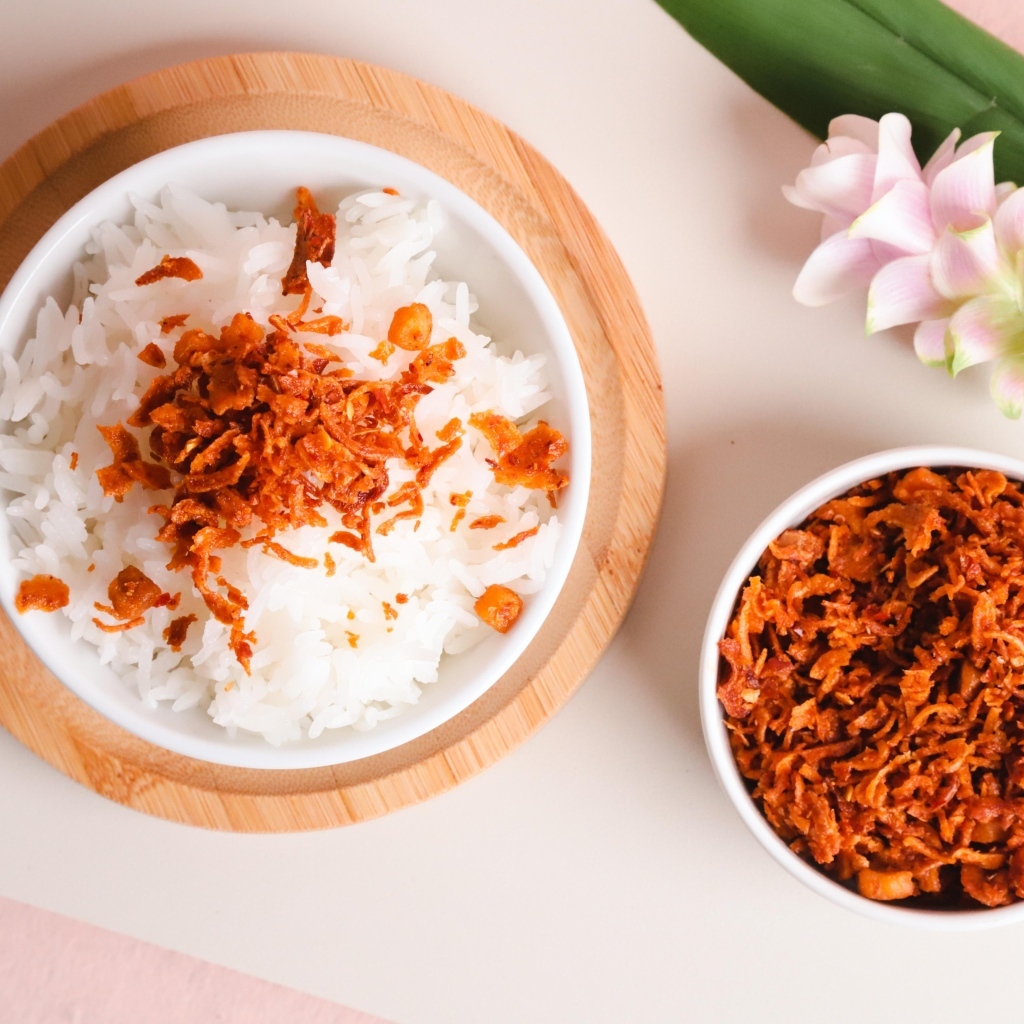 Рис с луком на столе с цветком