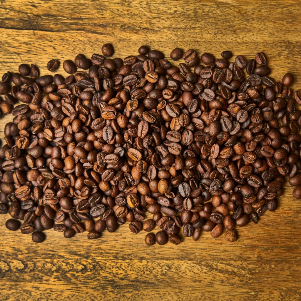 Жареные кофейные зерна на деревянном столе