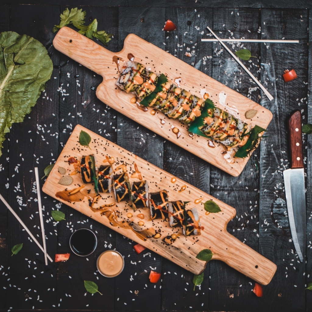 Роллы на деревянной доске на столе