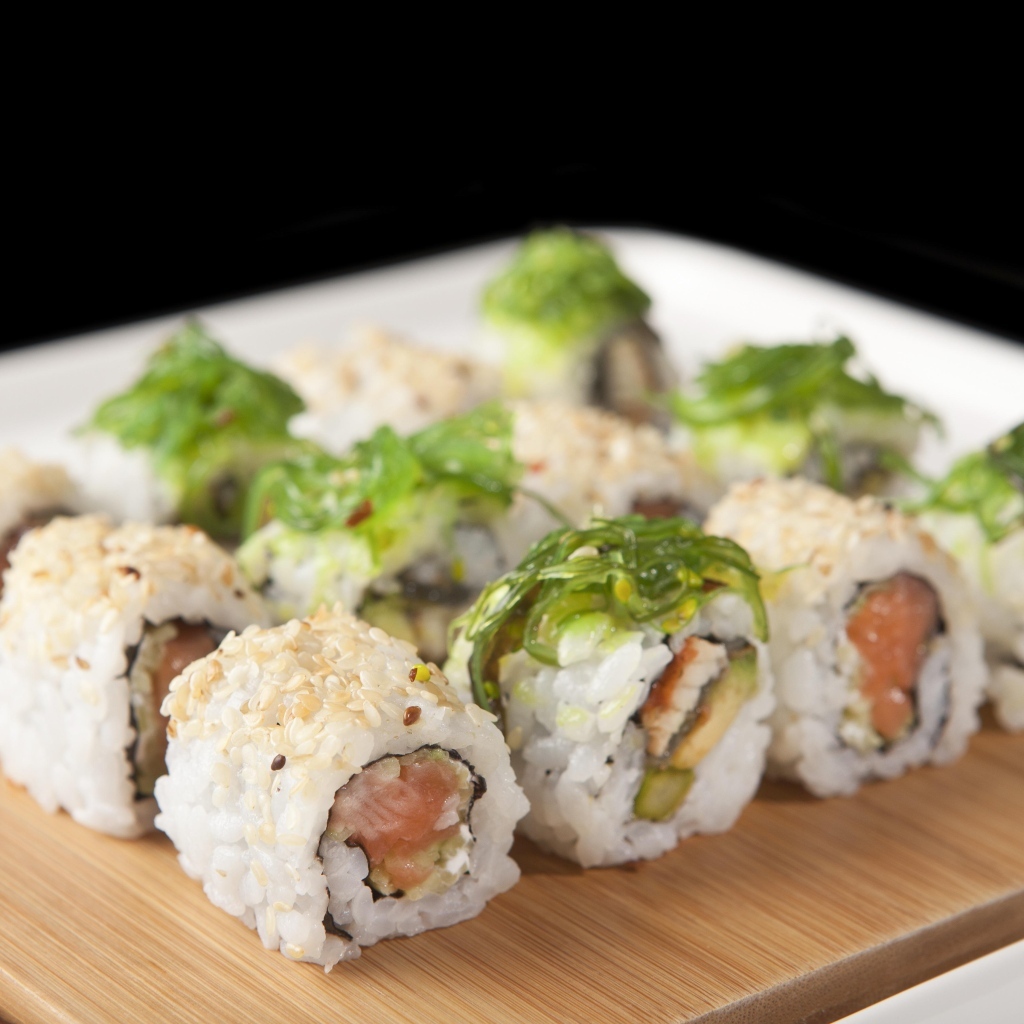 Роллы с рыбой на деревянной доске