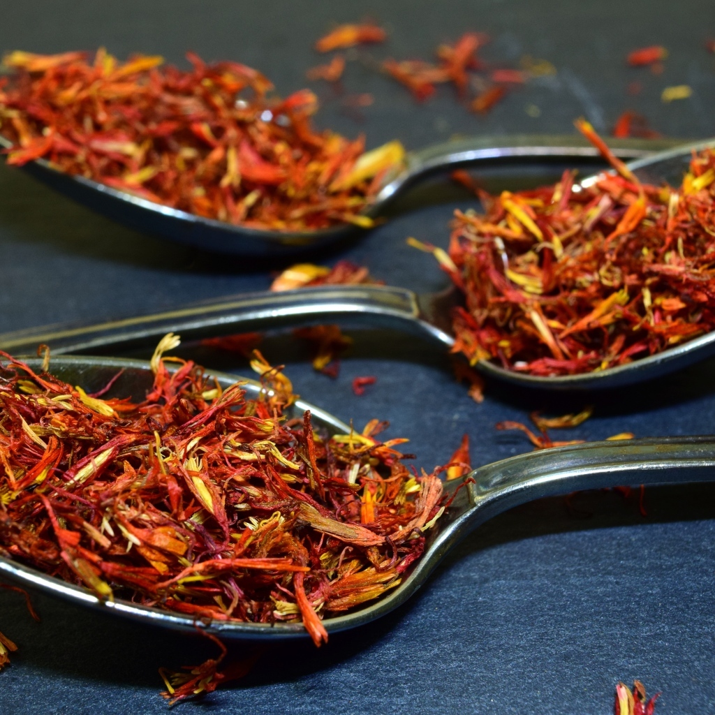 Приправа шафран на ложке