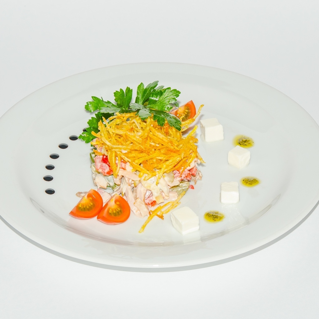 Салат на большой белой тарелке