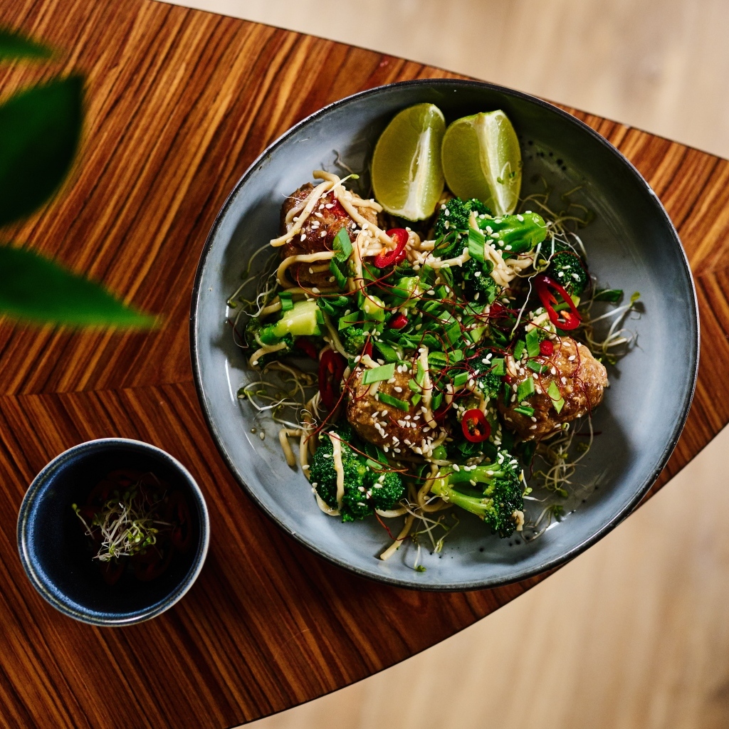 Салат на тарелке с кусочками лайма