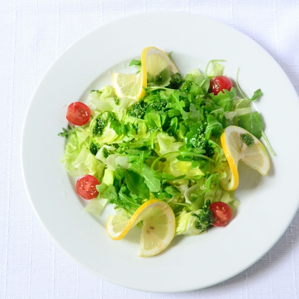 Салат с рукколой, помидорами и лимоном