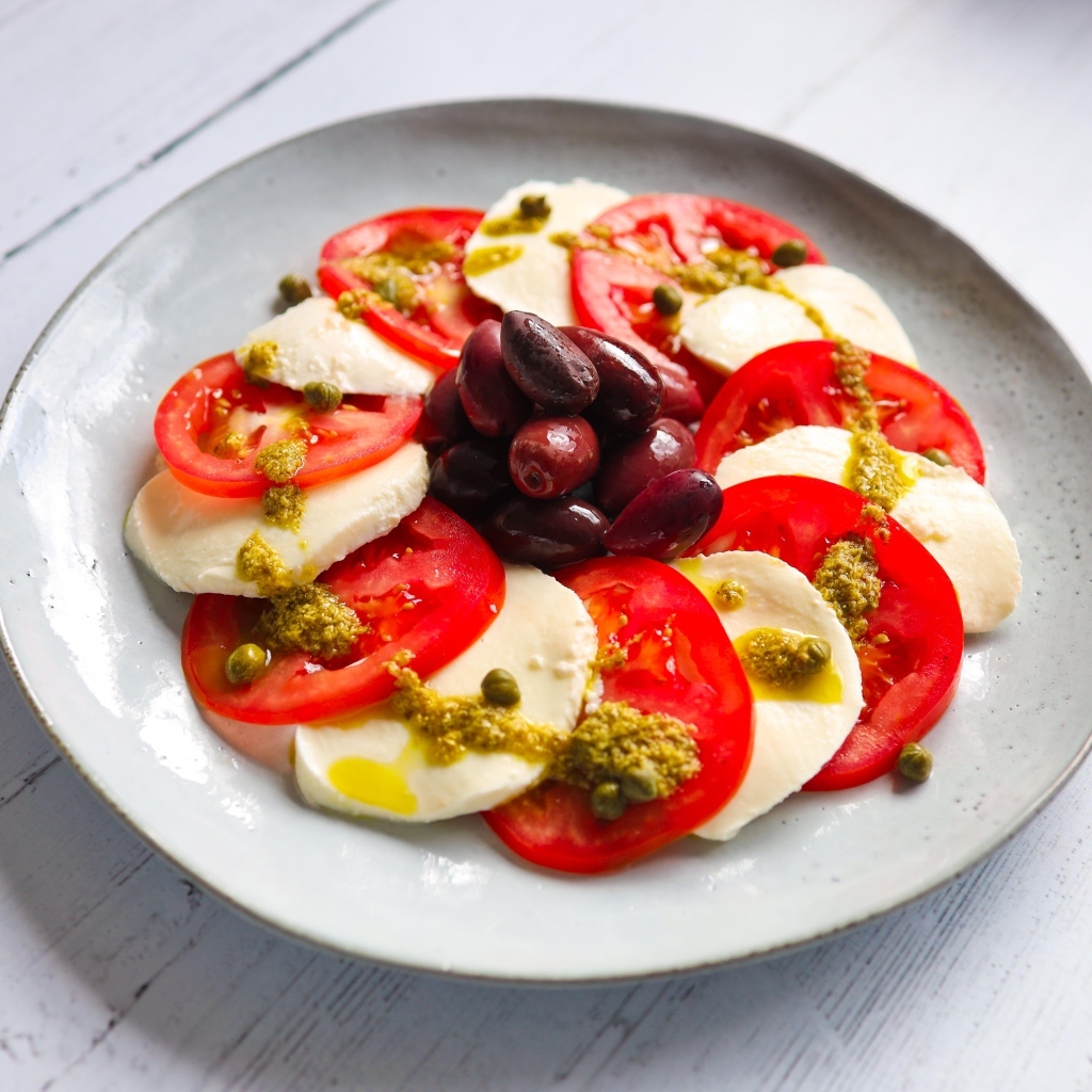 Салат с сыром моцарелла, помидорами и маслинами