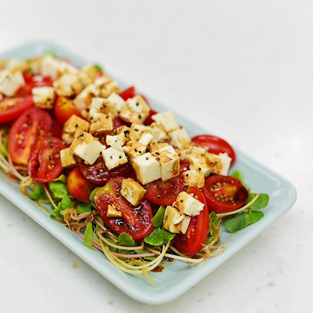 Салат с помидорами и жареным сыром