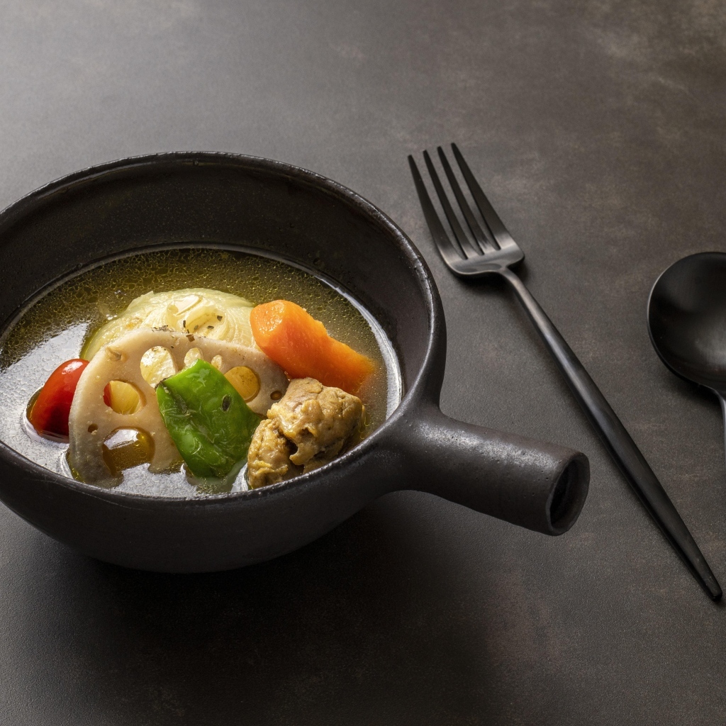 Суп саппоро с овощами на столе