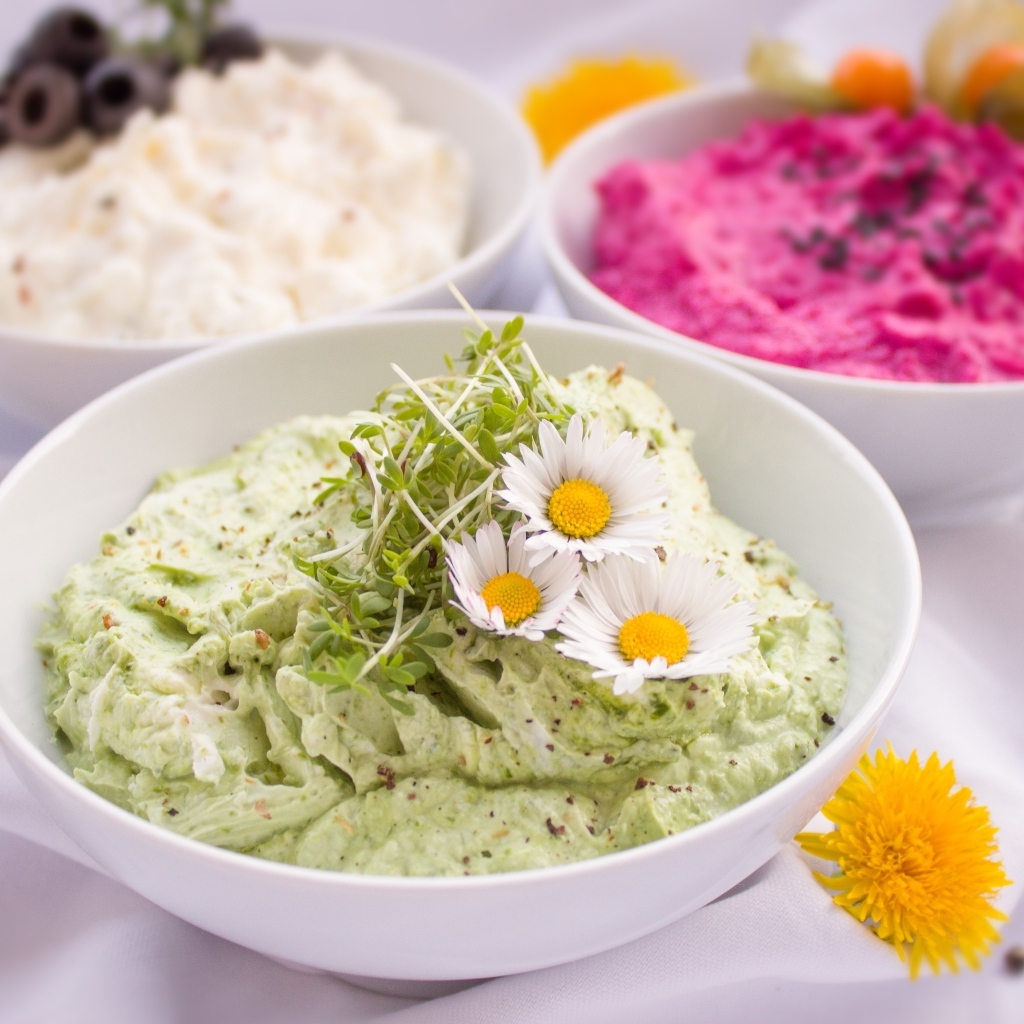 Соусы в белых тарелках на столе