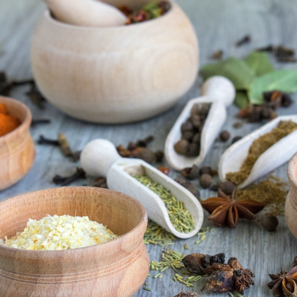 Семена и специи на столе