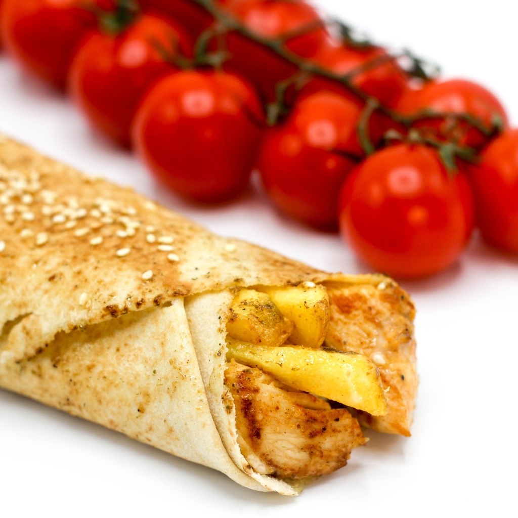 Шаурма с помидорами на столе