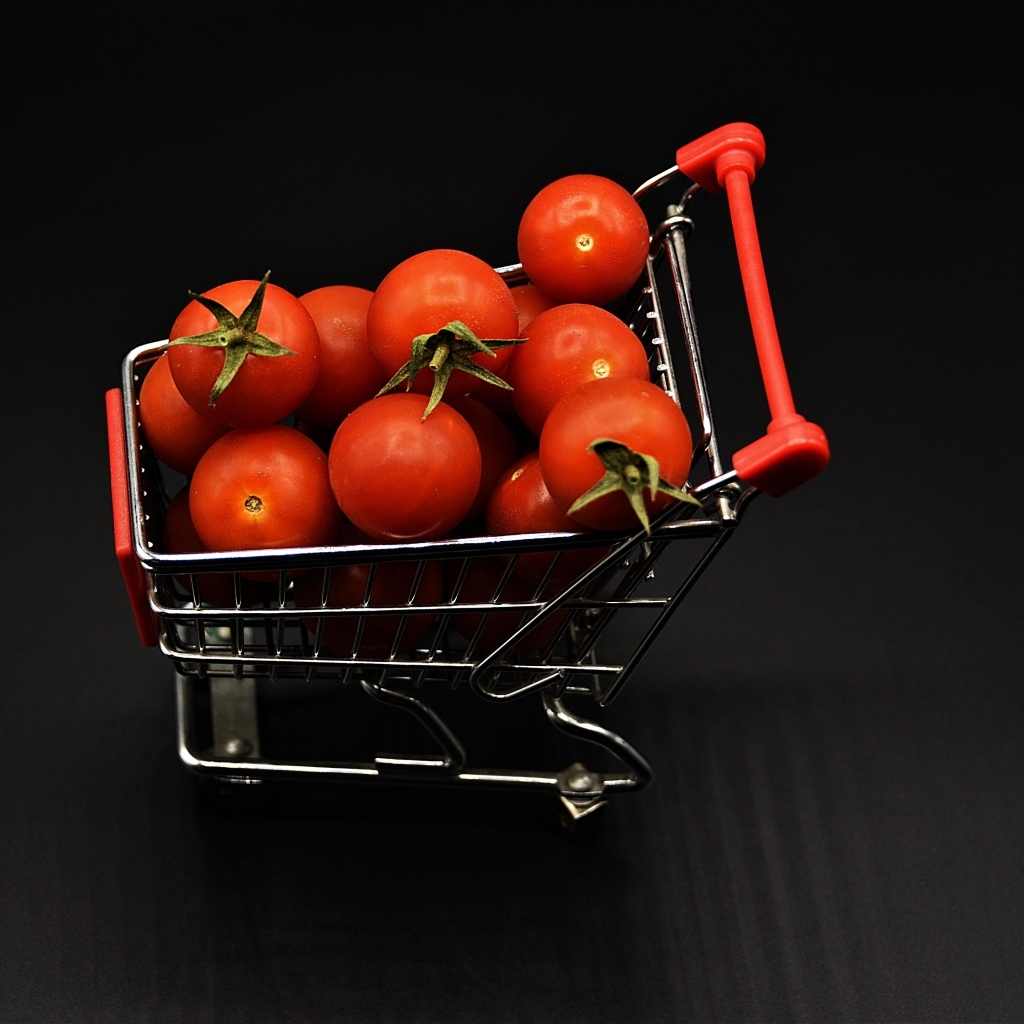 Маленькая тележка с красными помидорами