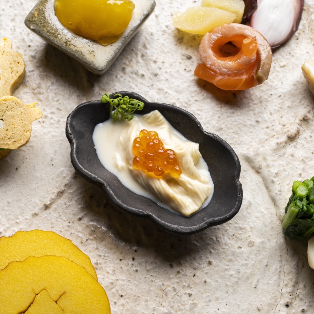 Закуски на столе с соусом