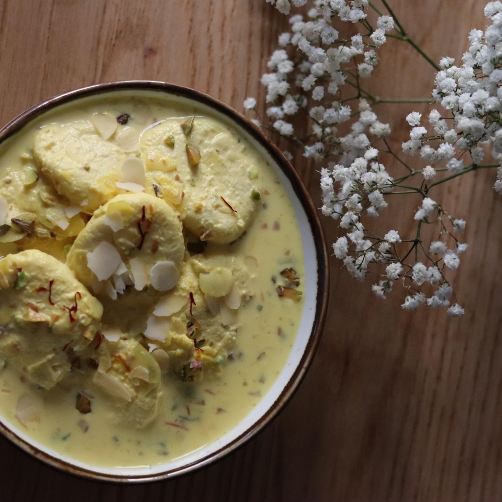 Суп с сыром в миске на столе с цветами