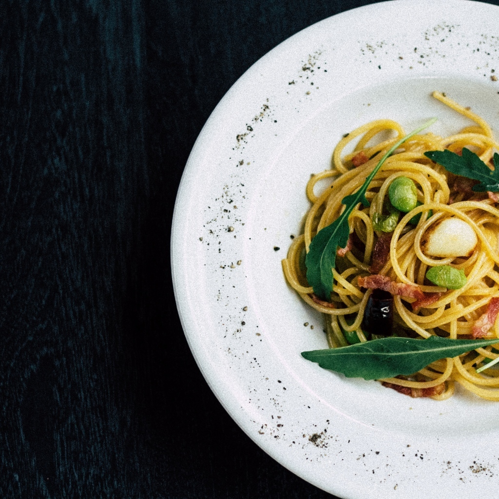 Спагетти с курицей в большой белой тарелке