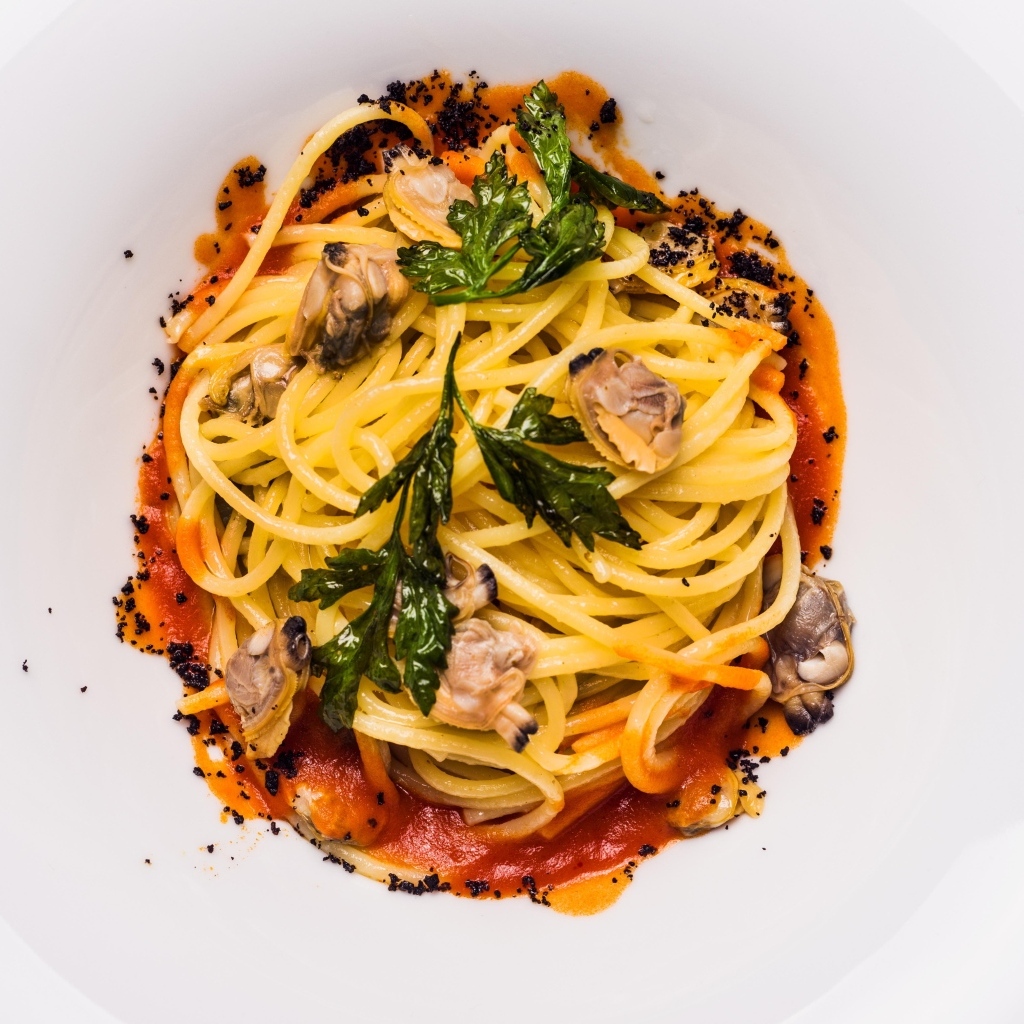 Спагетти с мясом в белой тарелке