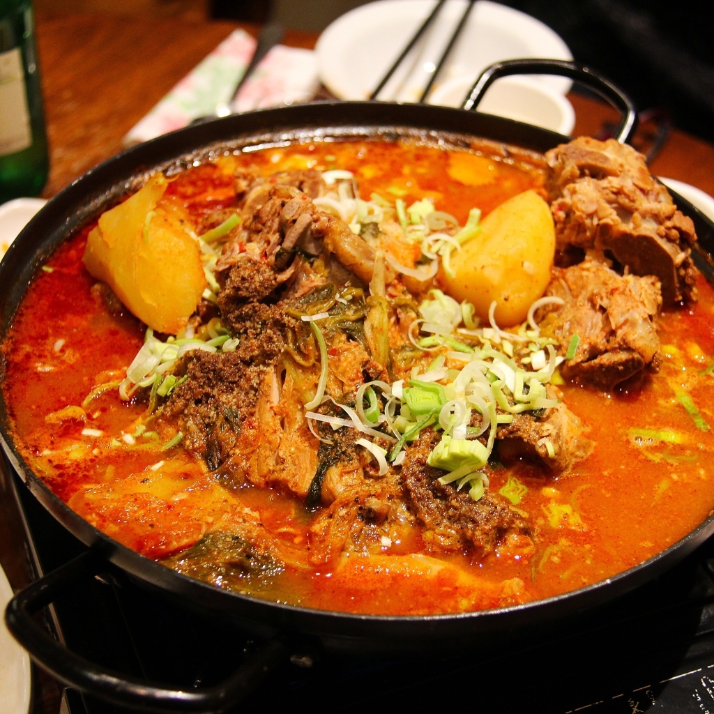 Острый красный суп с мясом