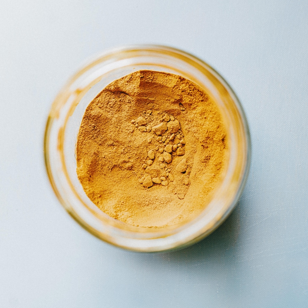 Пряная приправа куркума на сером фоне