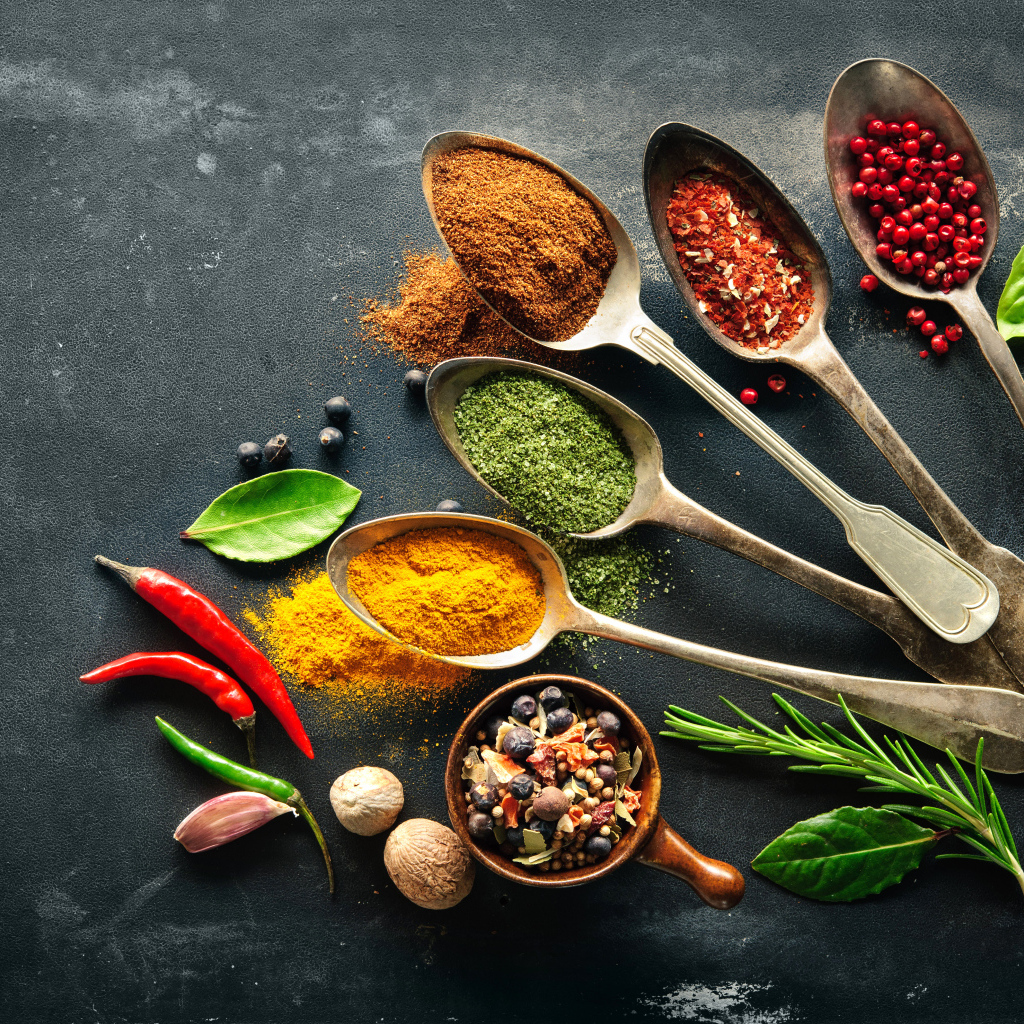 Ложки с ароматными специями на столе