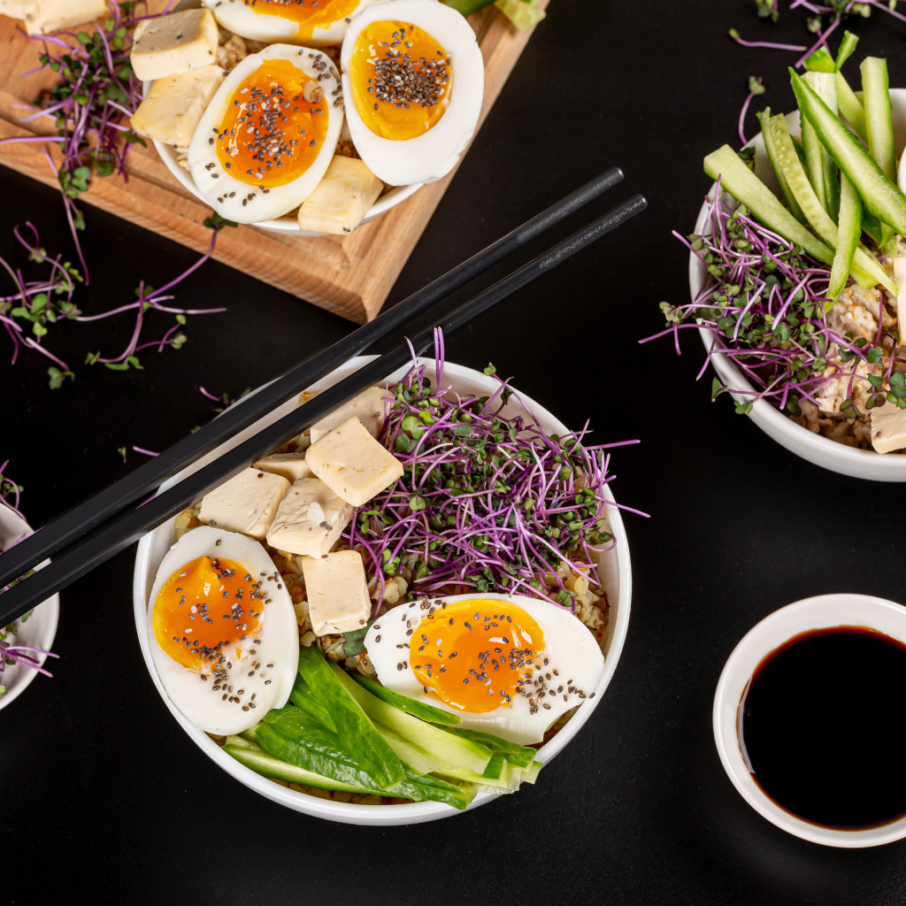 Проросшая пшеница с яйцами на столе