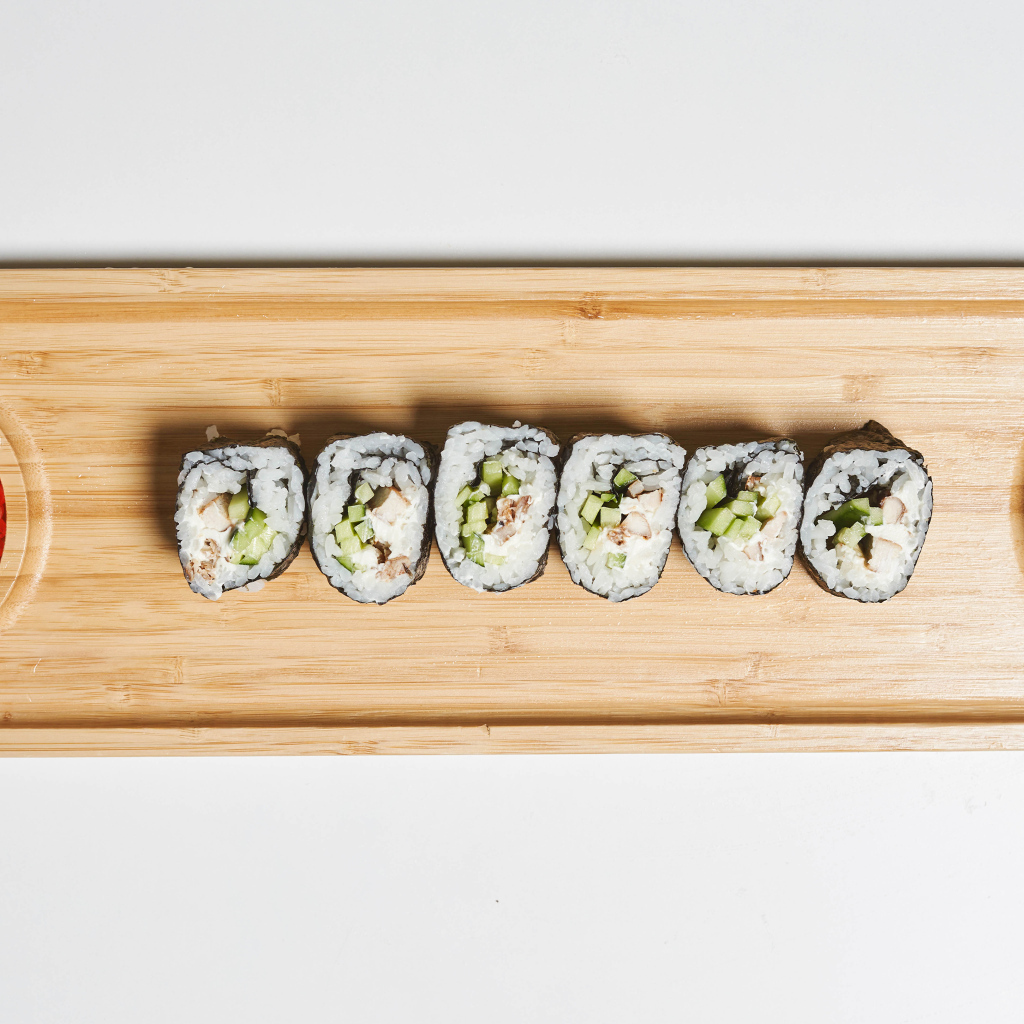 Суши на деревянной доске с  красной икрой