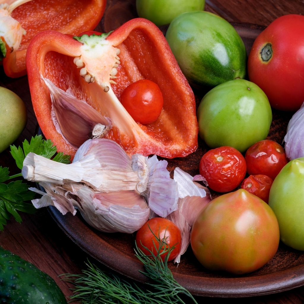 Сладкий перец, помидоры, чеснок и огурец на столе