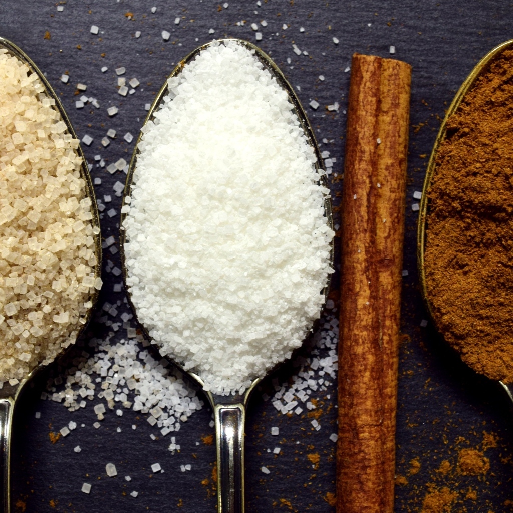 Три ложки со специями на столе 