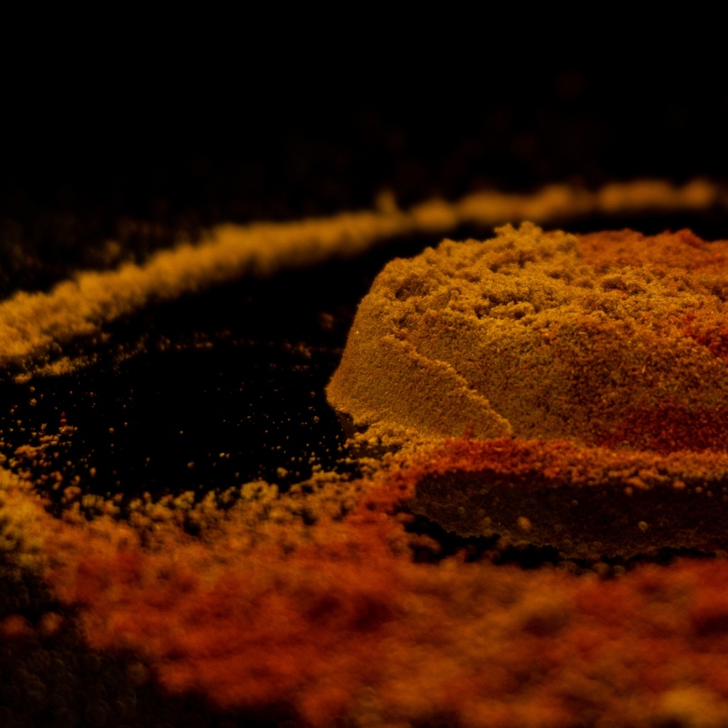 Куркума на черном столе