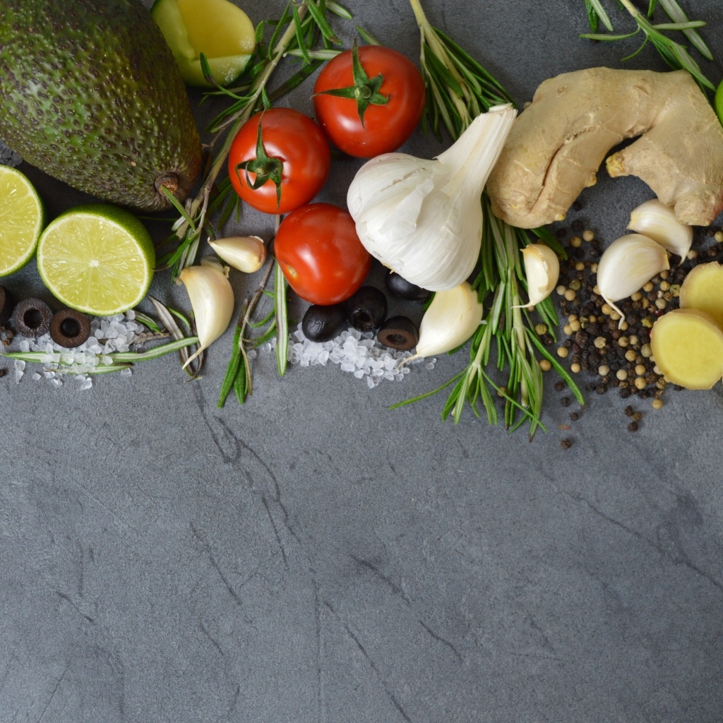 Овощи, зелень и специи на сером столе