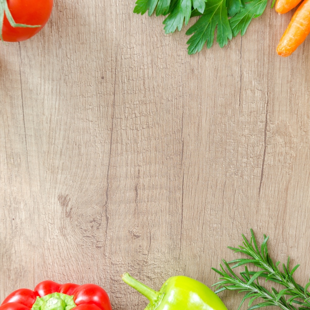 Овощи на деревянном фоне 