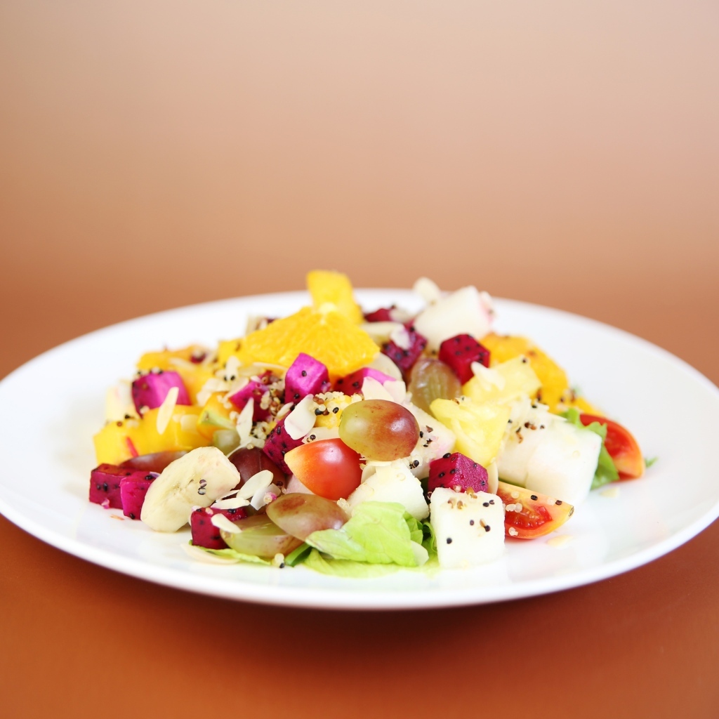 Вегетарианский салат с сыром и виноградом