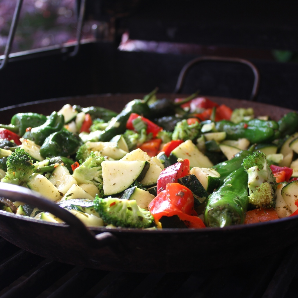 Вегетарианское овощное блюда на сковороде