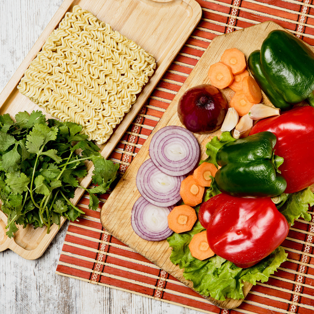 Вермишель с овощами и зеленью на столе