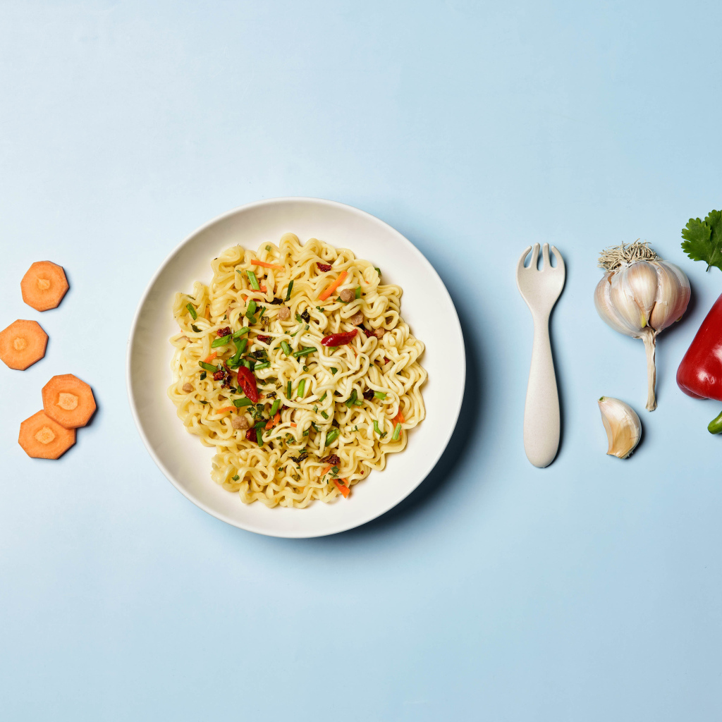 Вермишель с овощами на голубом фоне 