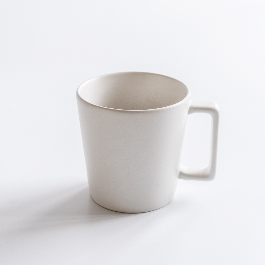 Белая кружка крупным планом