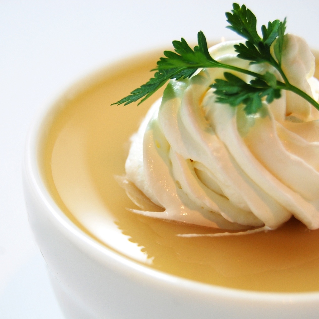 Белый взбитый крем на супе с петрушкой