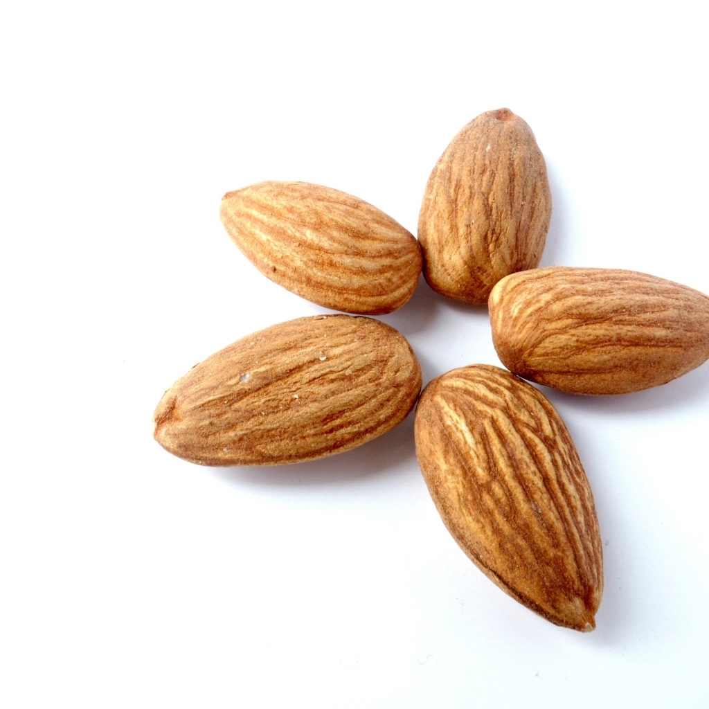 Миндальные орехи на белом фоне крупным планом