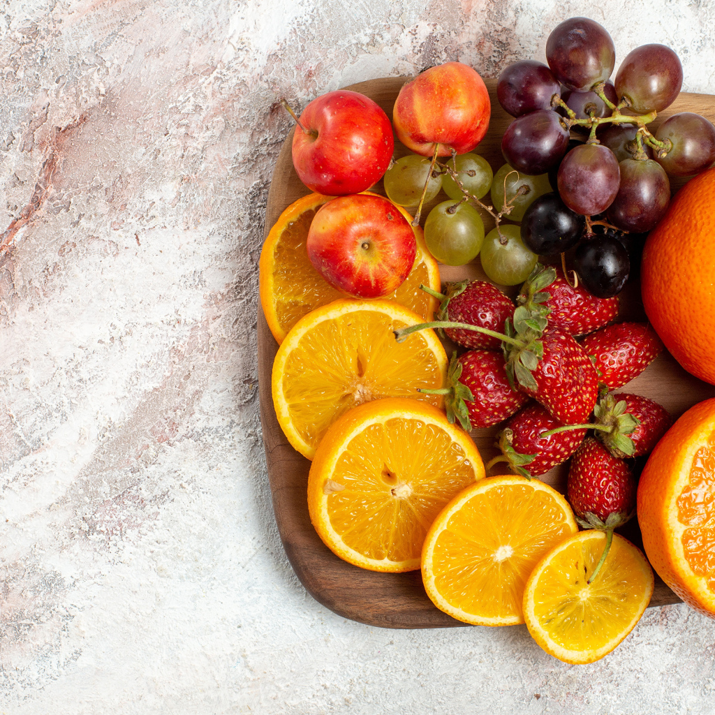 Аппетитные фрукты на доске манят ароматом