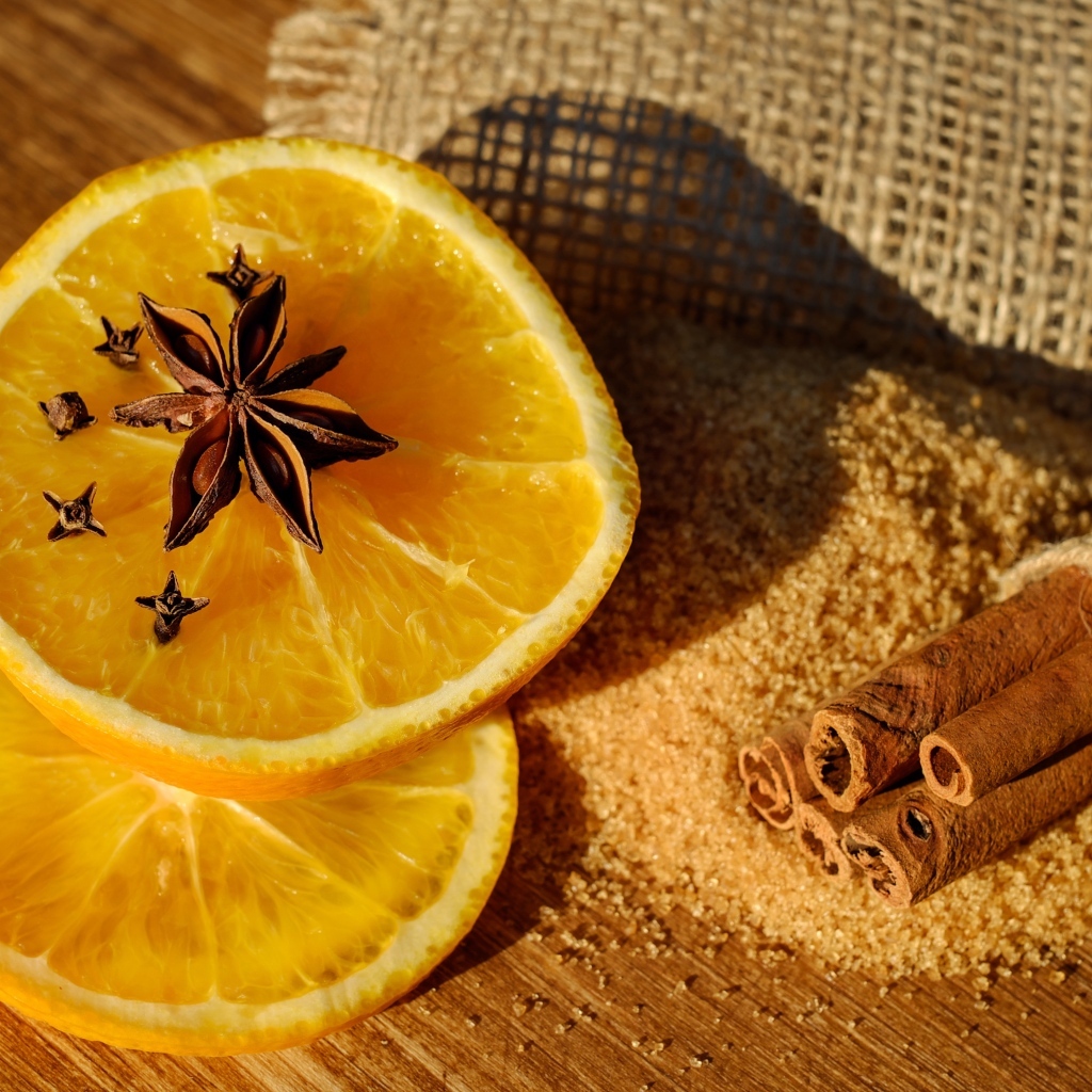 Ароматный апельсин с корицей и сахаром