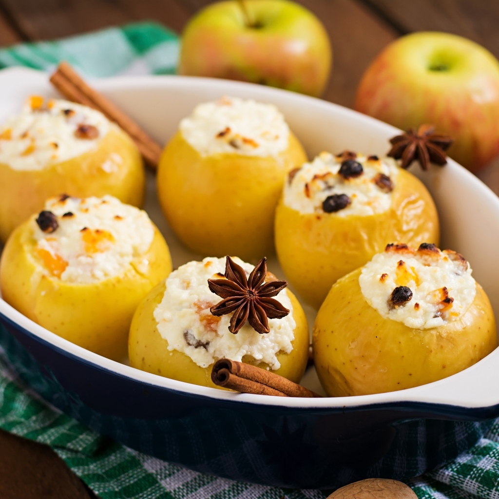 Запеченные яблоки с творогом и специями