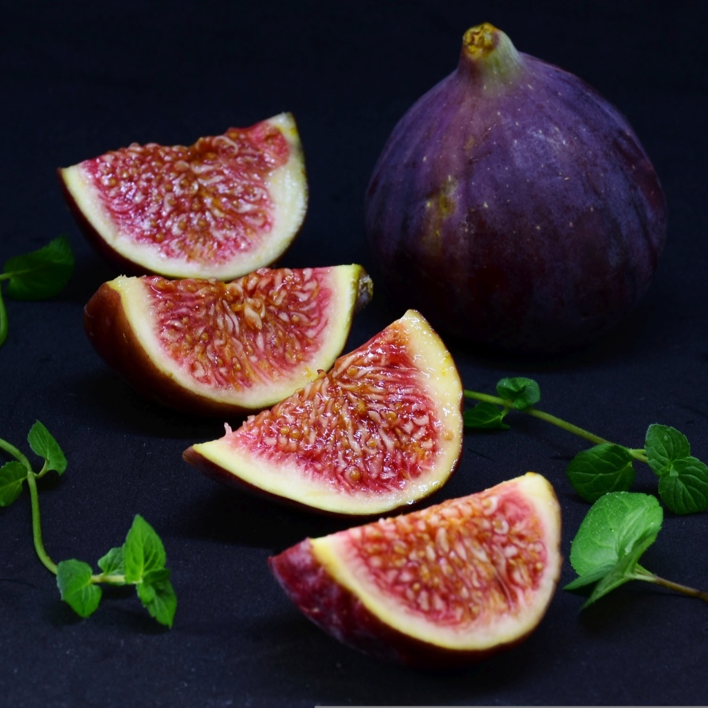 Большой спелый инжир на столе 