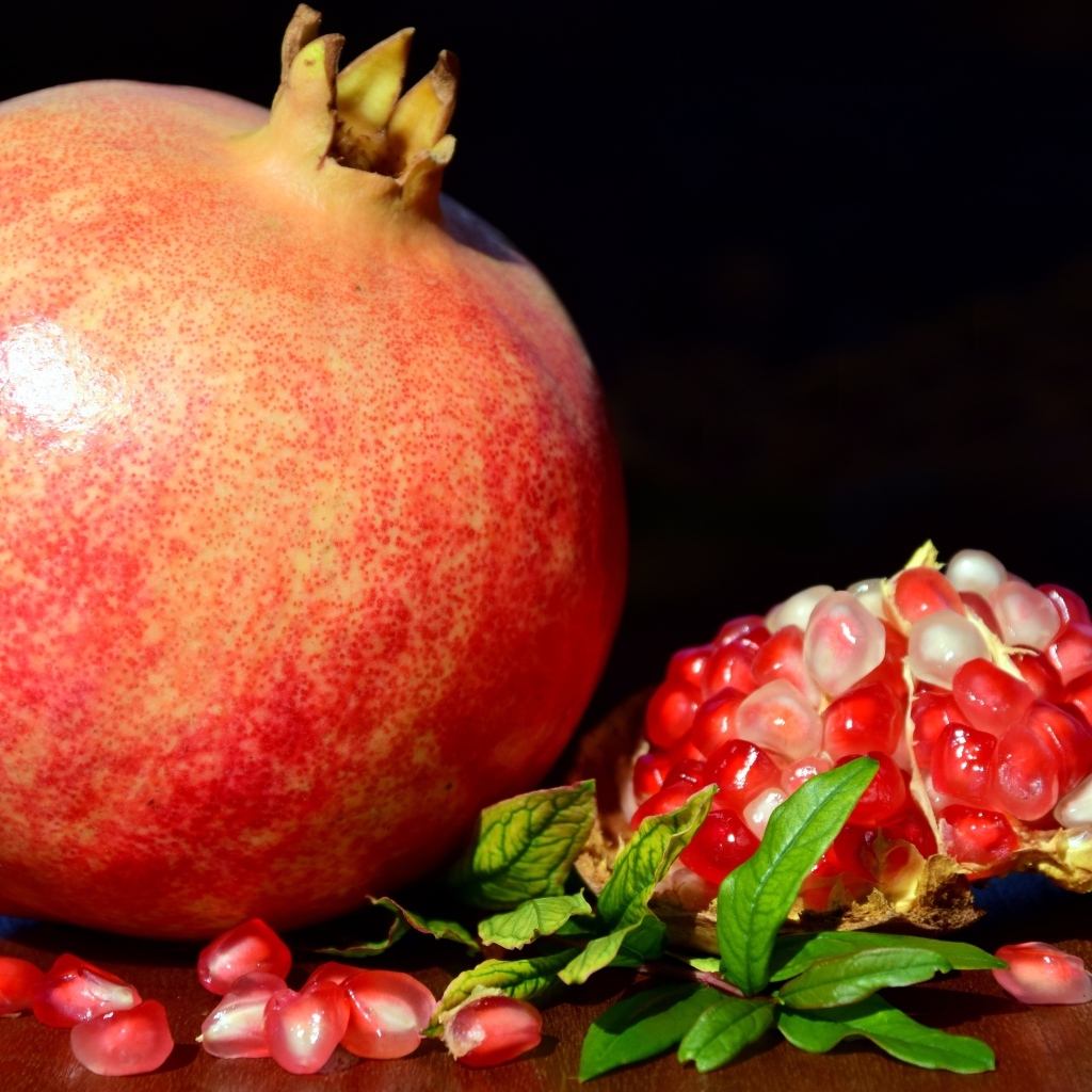 Большой спелый красный гранат крупным планом