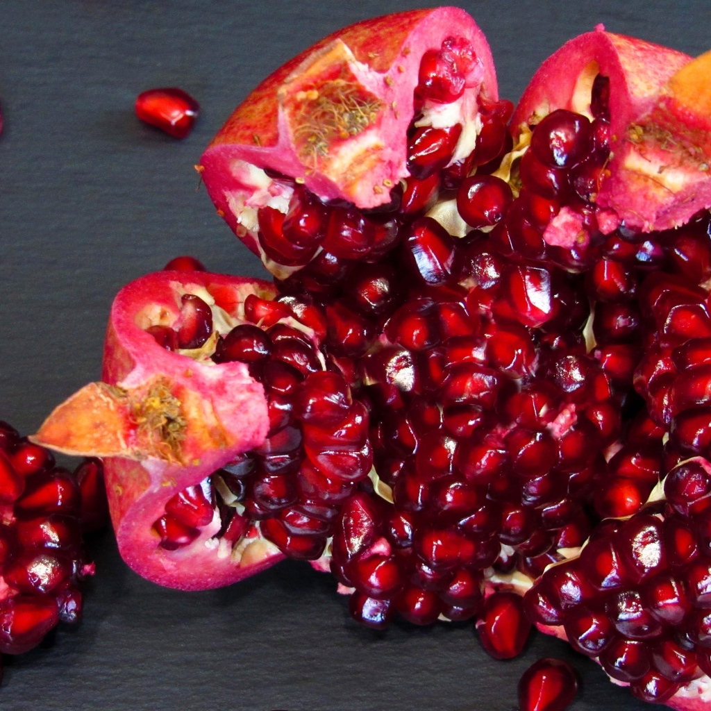 Яркие спелые красные зерна граната